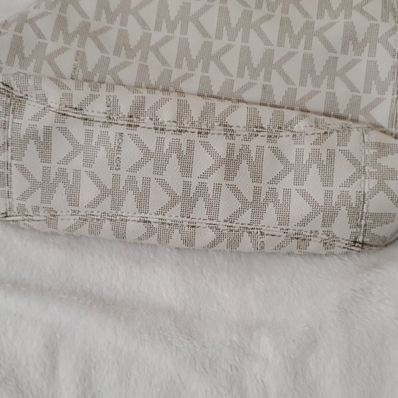 Michael Kors Vanilla Signature Shoulder Bag - Picture 12 of 16